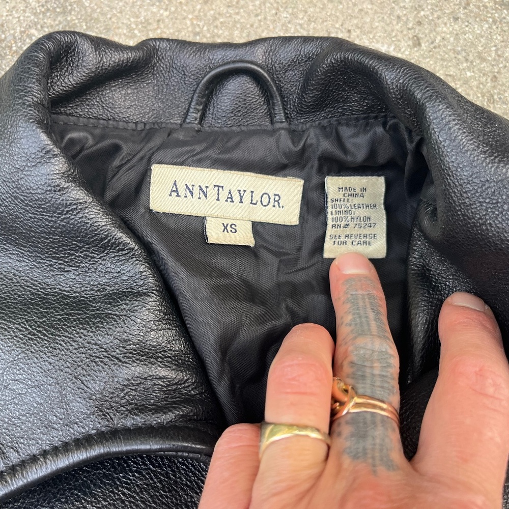 90s leather jacket black fitted crop cropped buckleback xs ann taylor biker moto - Picture 4 of 12
